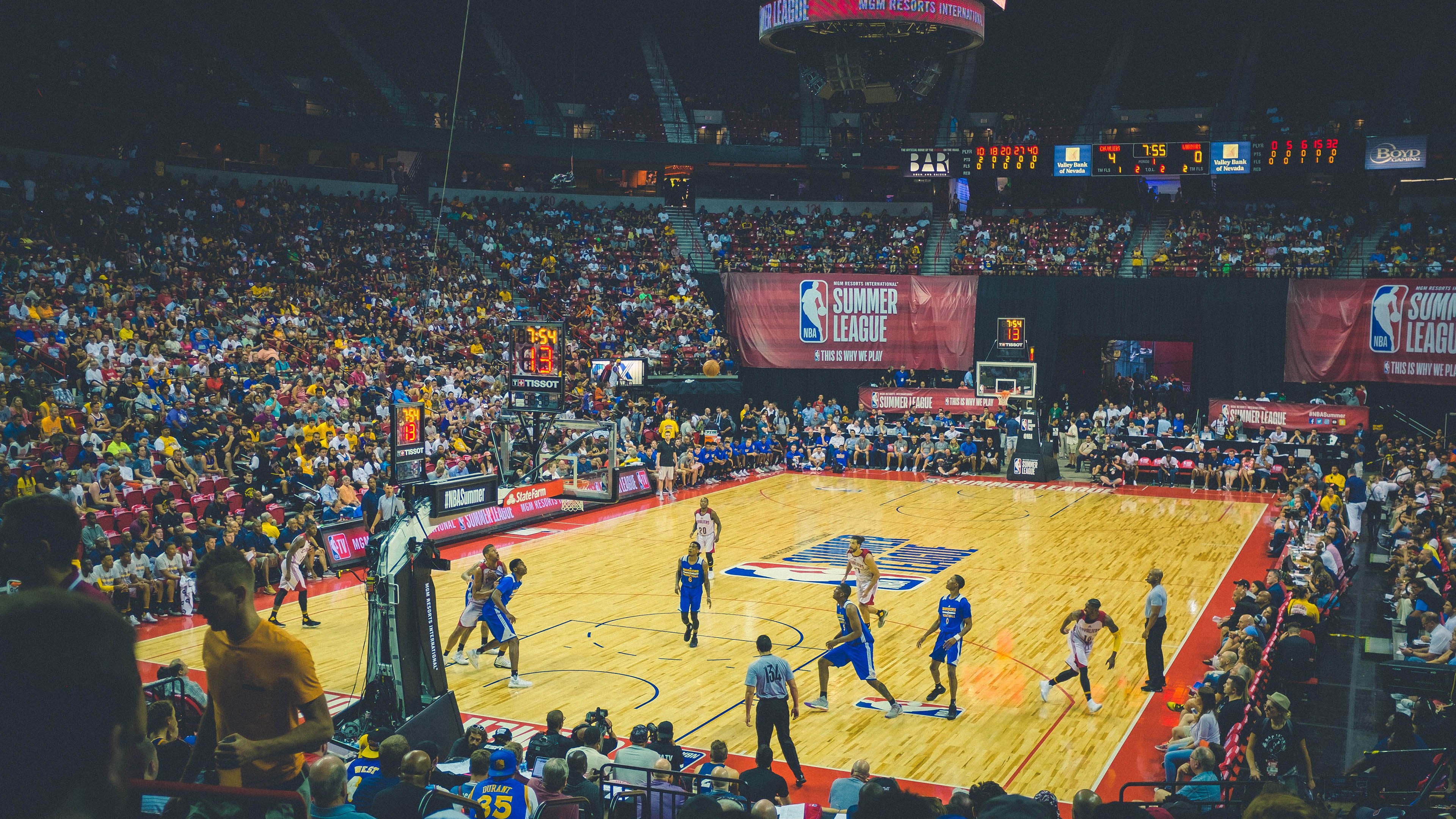 一传定乾坤!詹姆斯回归关键助攻点燃全场,TL观众彻底沸腾,王者归来的致命一传,瞬间燃爆TL主场!